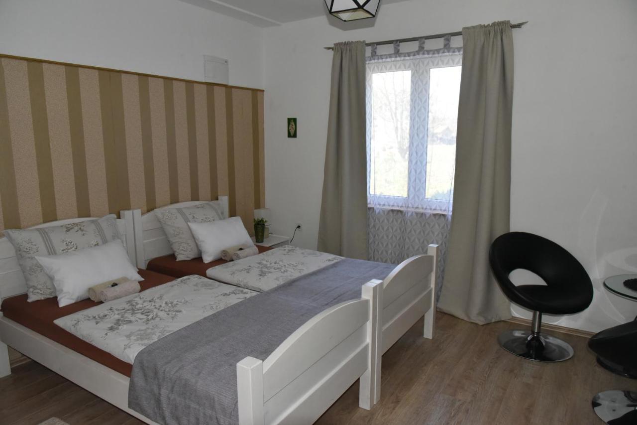 Licko Petrovo Selo Rooms Bobic מראה חיצוני תמונה